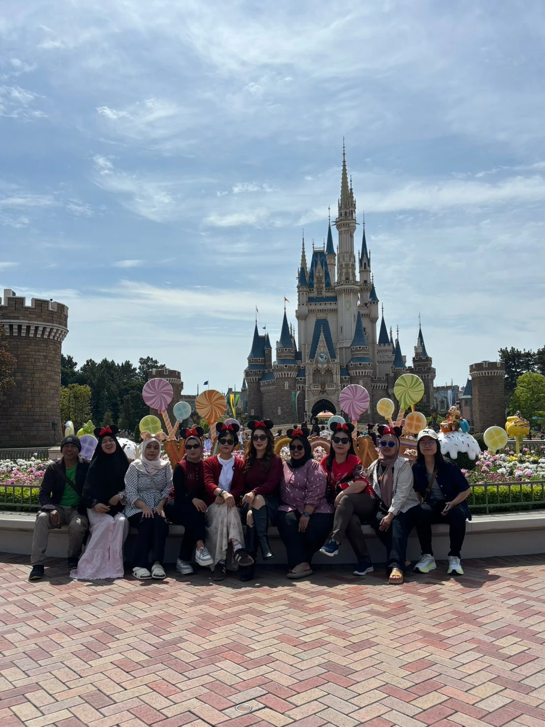 Testimoni pelanggan setia Nayowa Travel saat mengunjungi destinasi wisata Asia