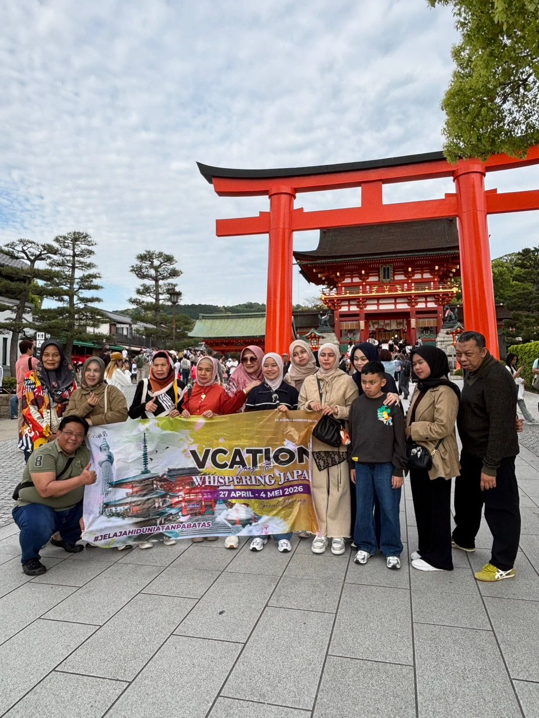 Peserta tour liburan seru ke destinasi impian bersama agen perjalanan Nayowa