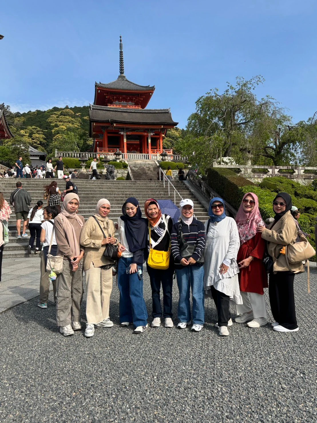Grup wisatawan Nayowa menikmati pemandangan kota dan budaya Jepang