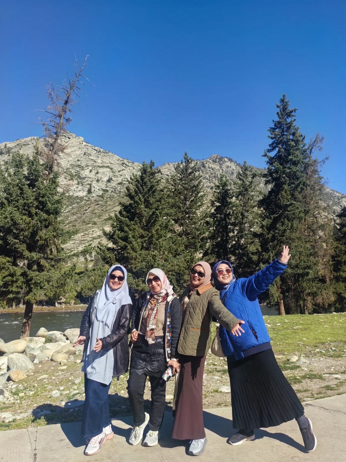 Keluarga besar rombongan tour asyik menikmati perjalanan liburan mewah bersama fasilitas Nayowa.com
